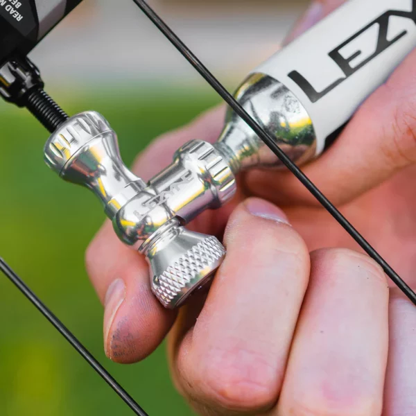 Lezyne Control Drive Co2 Head Only For Easy And Controlled Inflation Black Gloss - Image 2