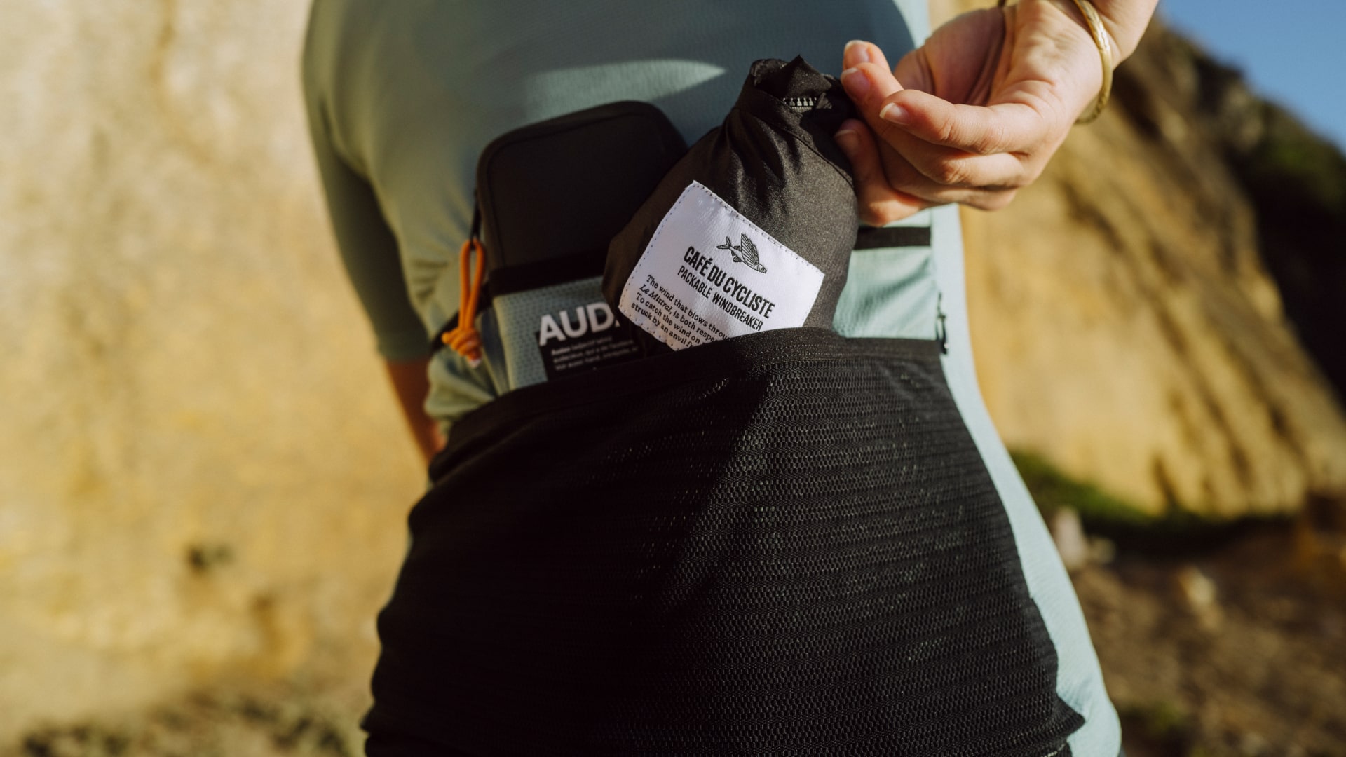 b-jss-mona-w-agvg_slider_1920x1080_c